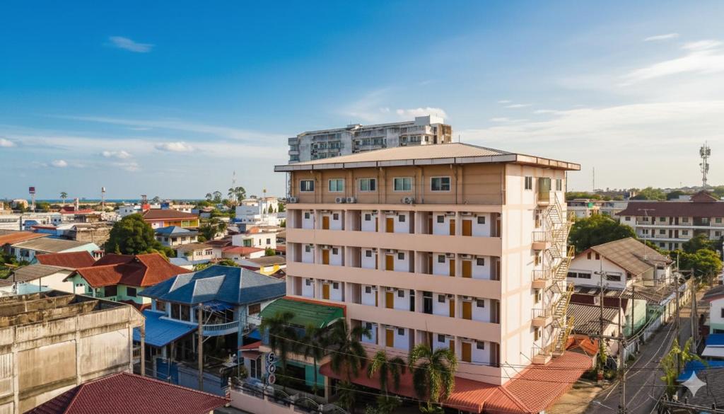 eine Draufsicht auf eine Stadt mit Gebäuden in der Unterkunft SCN City Rayong เอส ซี เอน ระยอง in Ban Chang