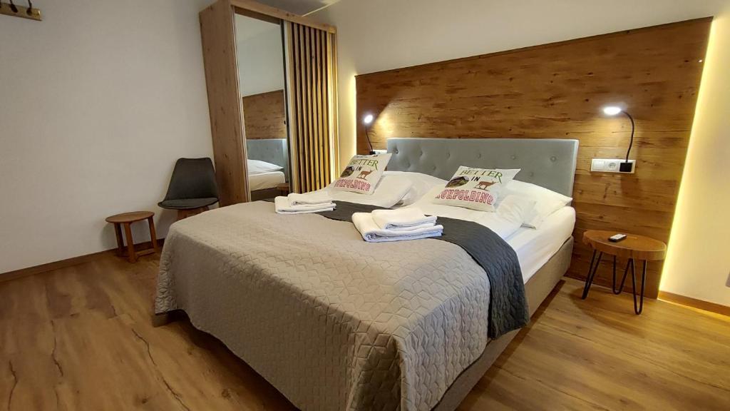 una camera da letto con un letto grande con due cuscini di Pension Bergblick a Ruhpolding