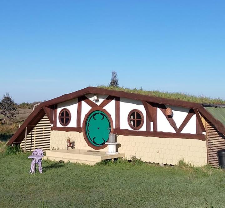 een huis met een groen raam en een dak bij Casa Hobbit Puerto Montt in Puerto Montt