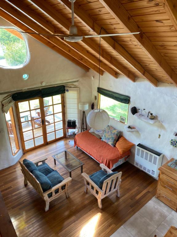 a living room with a couch and a table at Casa cerca del lago in Lago Puelo