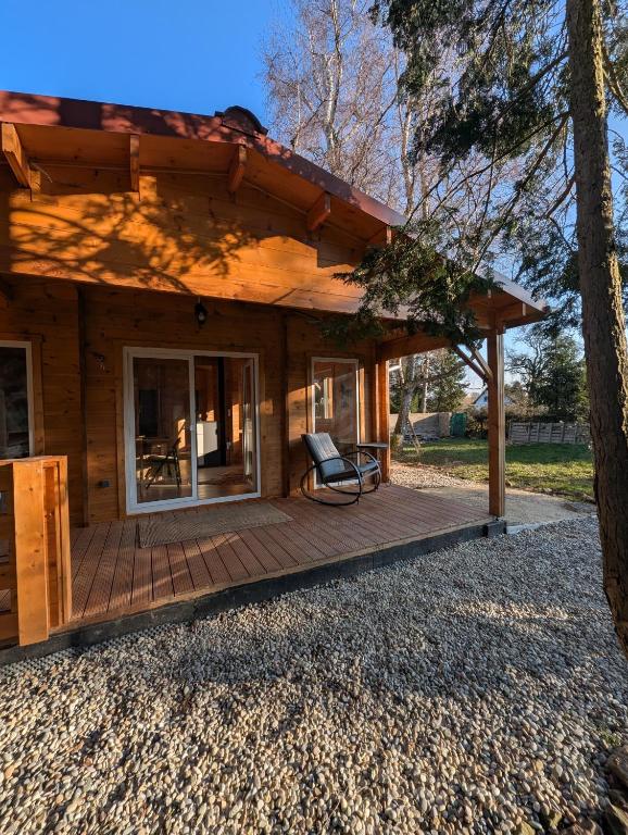 ein Haus mit einer Terrasse und einem Stuhl darauf in der Unterkunft Chalet lohr in Lohr