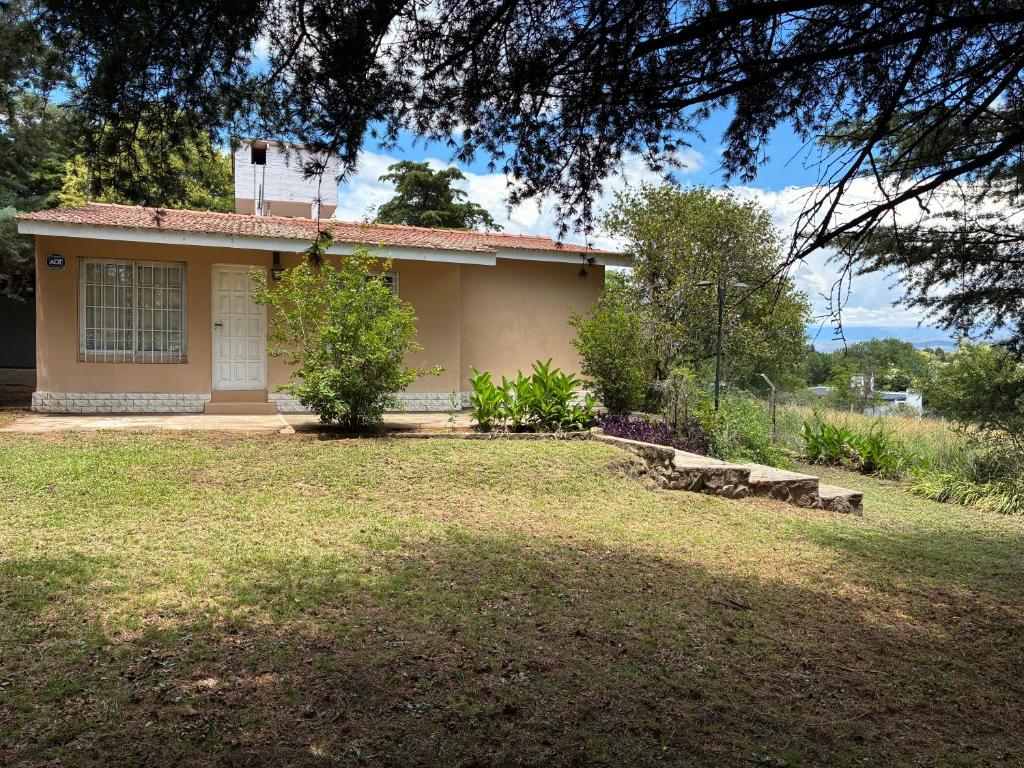 a house with a yard in front of it at Casa Q a 5km del centro de Villa Carlos Paz in Villa Santa Cruz del Lago