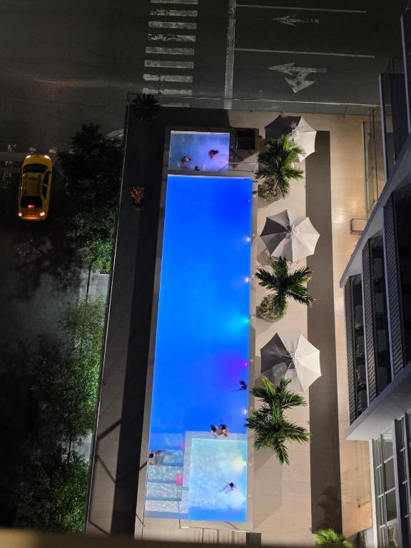 an overhead view of a building with a swimming pool at Beautiful Ocean View Apt Salinas Malecon Pier in Salinas
