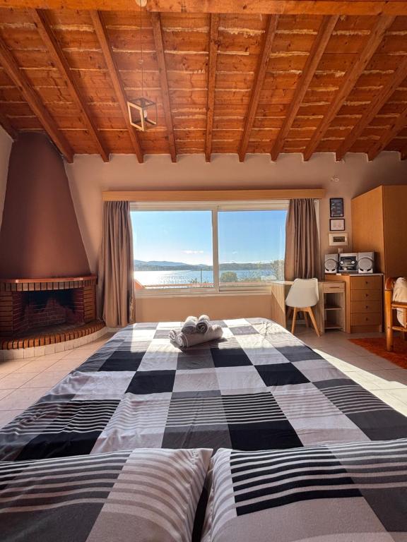 En eller flere senge i et værelse på Penthouse Studio next to the Sea