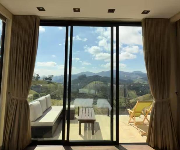 Vista generica sulle montagne o vista sulle montagne dall'interno della villa