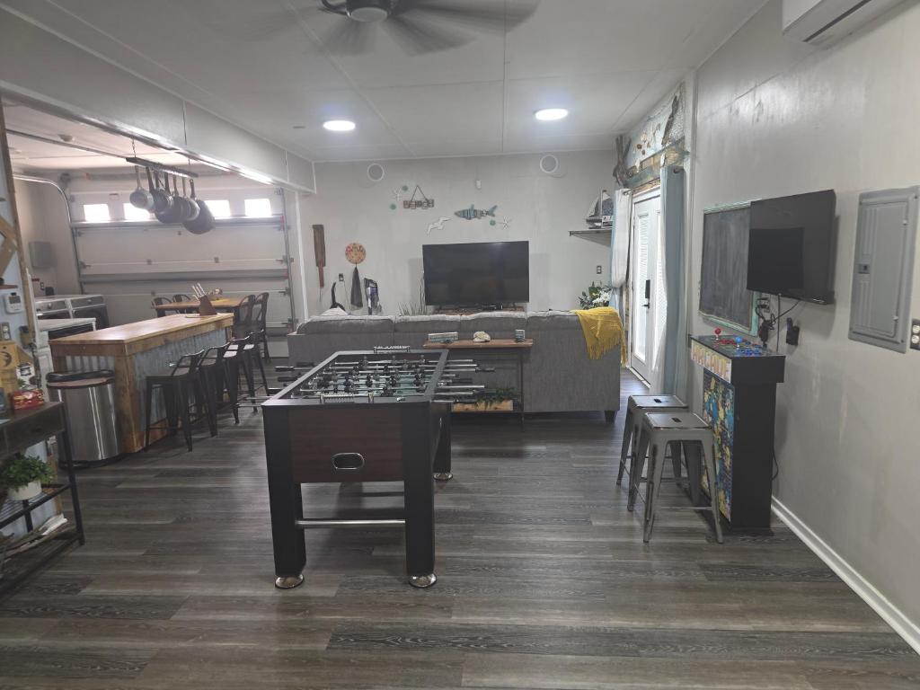 TV a/nebo společenská místnost v ubytování Hidden Gem Guest House