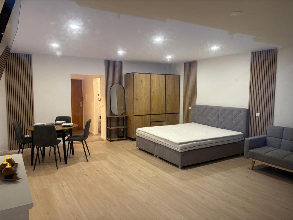 een slaapkamer met een bed, een tafel en stoelen bij Ferienwohnung Nideggen in Nideggen