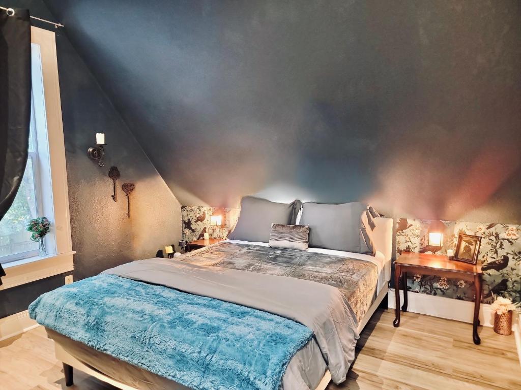 En eller flere senge i et værelse på The Raven Room at Stag and Sparrow