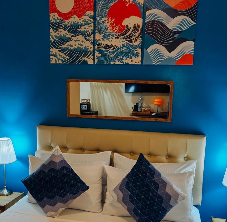 En eller flere senge i et værelse på The Cat And The Kraken Jacuzzi Suites Paliton