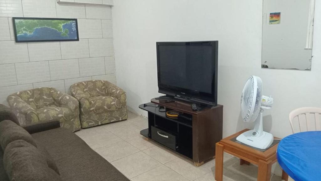 Et tv og/eller underholdning på Casa a 5 minutos a pé da Praia da Enseada!