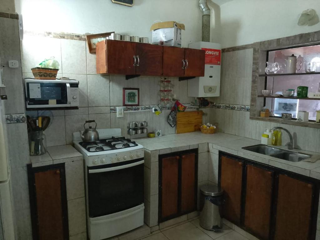 una piccola cucina con fornelli e lavello di Todos los santos 590 a Miramar