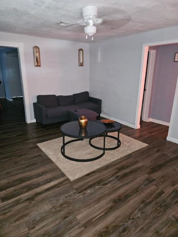 ein Wohnzimmer mit einer Couch und einem Couchtisch in der Unterkunft Place to stay in Lawton