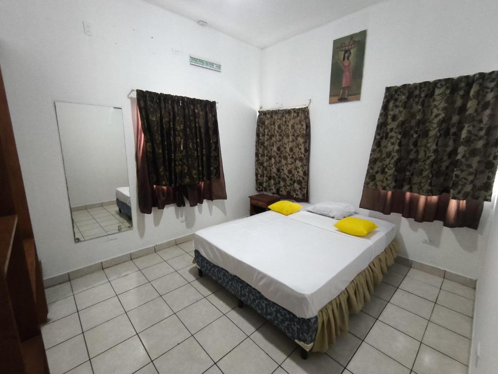 een slaapkamer met een bed en een spiegel bij Hotel Corazon de Granada in Granada