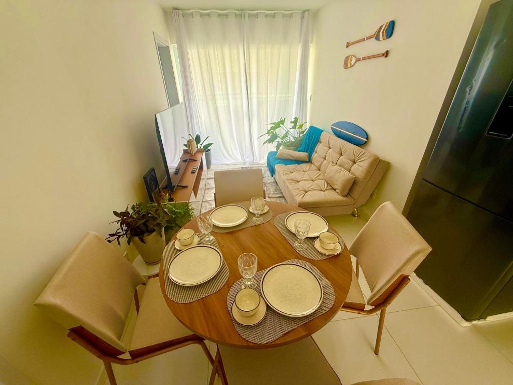 a dining room table and chairs in a living room at Apartamento em Condomínio Clube Completo com Piscina in Vitória da Conquista