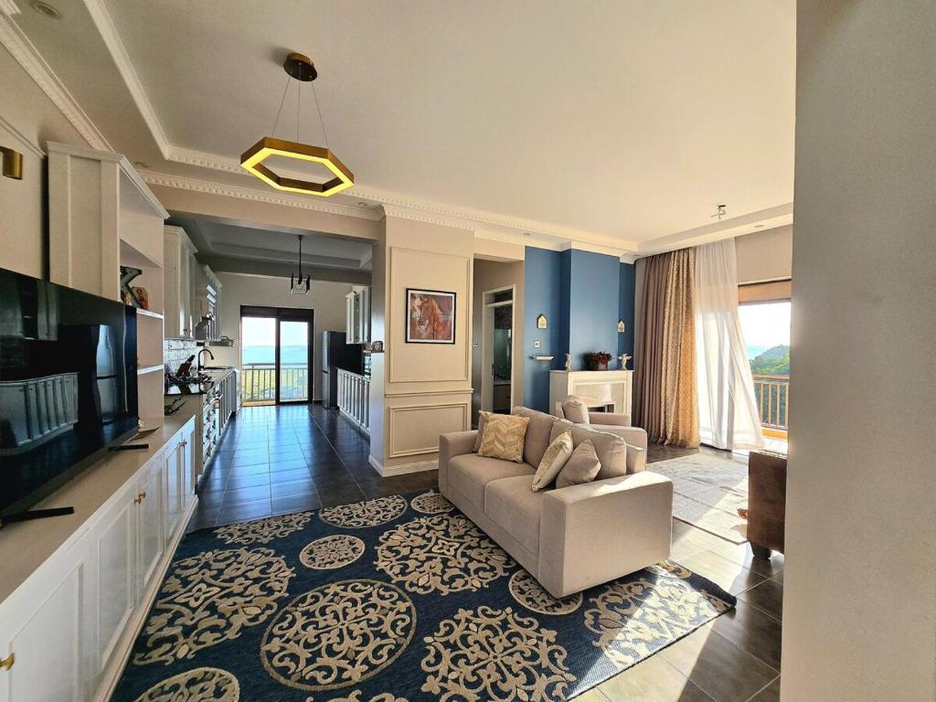 Et tv og/eller underholdning på Water's Edge Lakefront Apt at Pacific Victorian