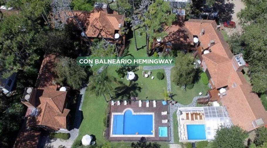 een luchtfoto van een huis met een zwembad bij La Posta de Cariló in Carilo