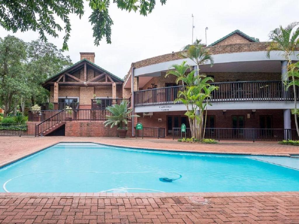 une piscine devant une maison dans l'établissement 26 on Greenway, à White River
