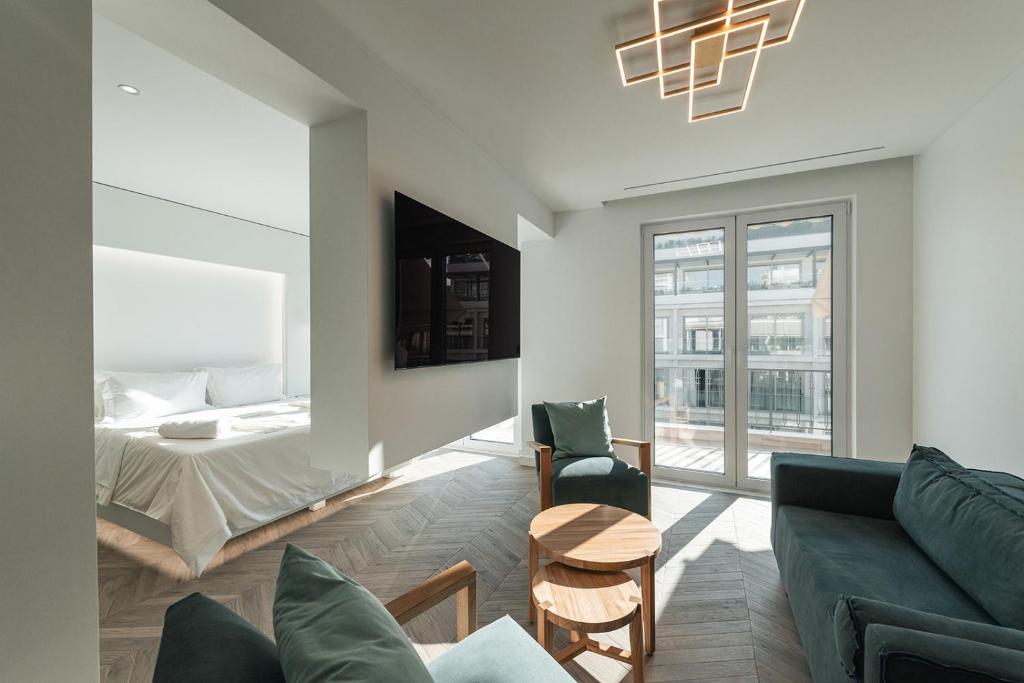 un soggiorno con un divano e un letto di White Rose Athens Residence ad Atene