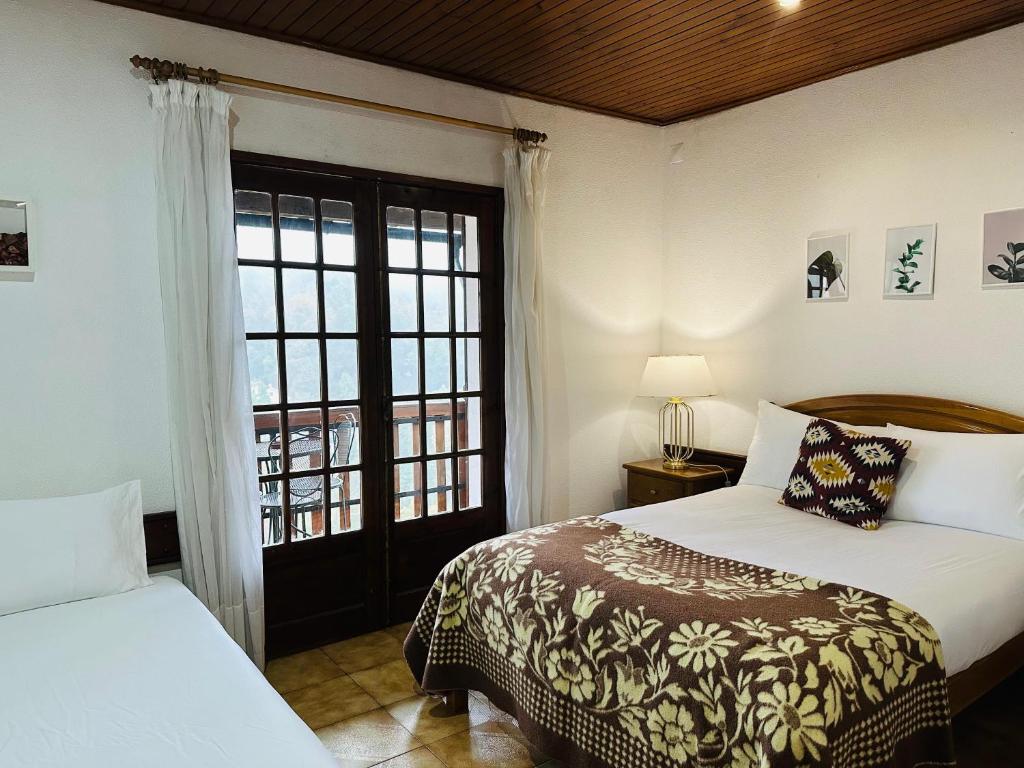 En eller flere senge i et værelse på Geres Mountain View Guest House