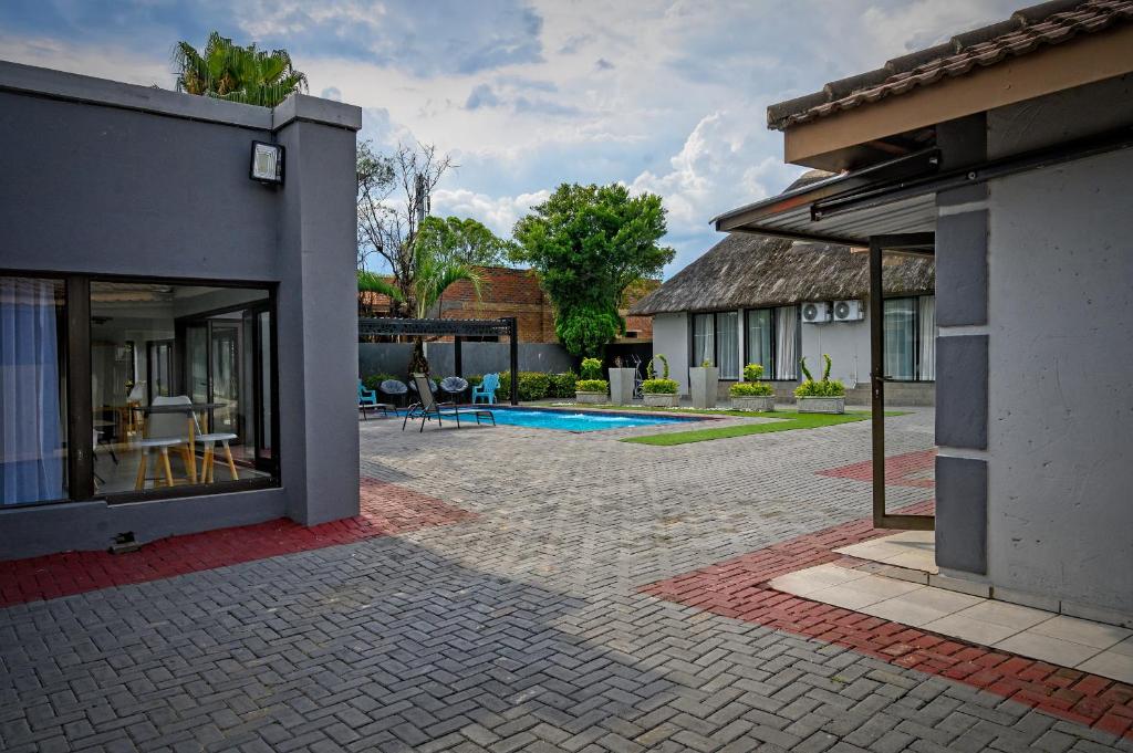 een binnenplaats van een huis met een zwembad bij 5@Partridge Guesthouse in Newcastle