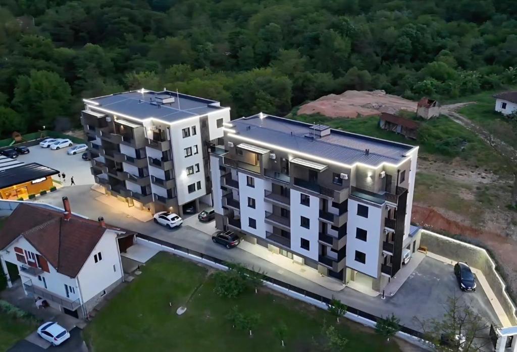 een luchtfoto van een groot wit gebouw bij Panoramic Nest in Vrnjačka Banja