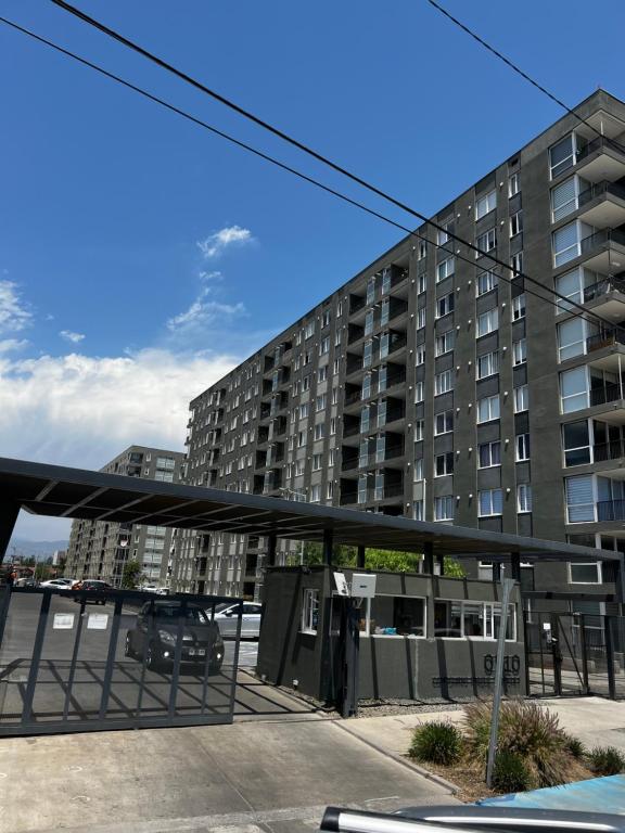 ein Parkhaus mit einem Parkplatz davor in der Unterkunft Dep al costado del hospital- cercano a safari - buena accesibilidad a carretera panamericana 5 - parking privado in Rancagua