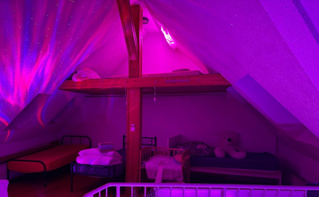 Postel nebo postele na pokoji v ubytování Sky Harmony Penthouse mit Wasserbett, Jacuzzi und Grill