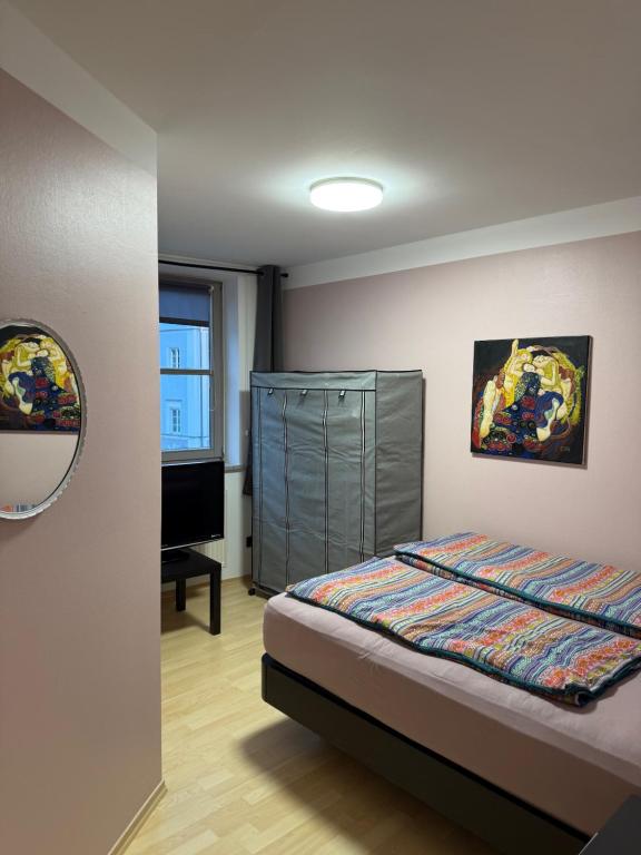 En eller flere senge i et værelse på Stadt-Appartment Furth im Wald Drachenstich WLAN