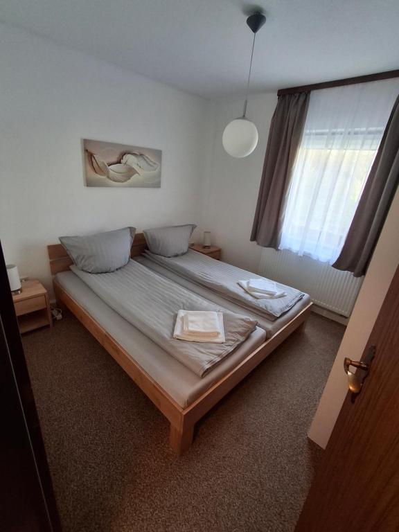 een slaapkamer met een groot bed in een kamer bij Ferienwohnung Natalia in Thalfang