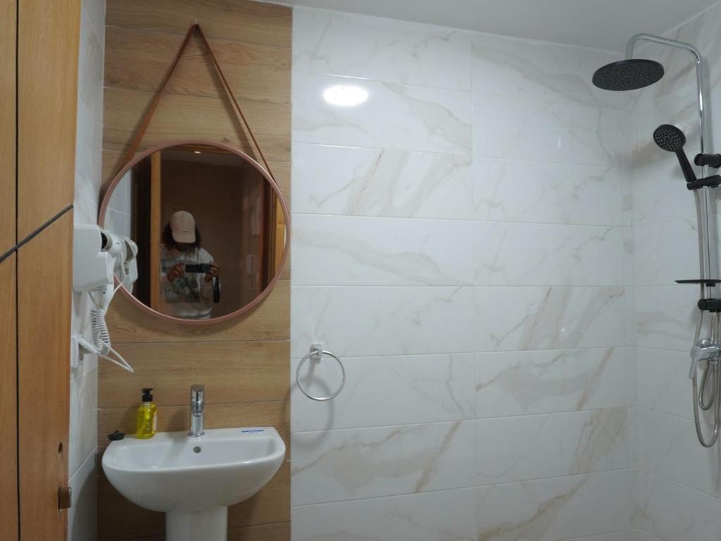 een badkamer met een wastafel en een spiegel bij Shams House imsouane in Imsouane