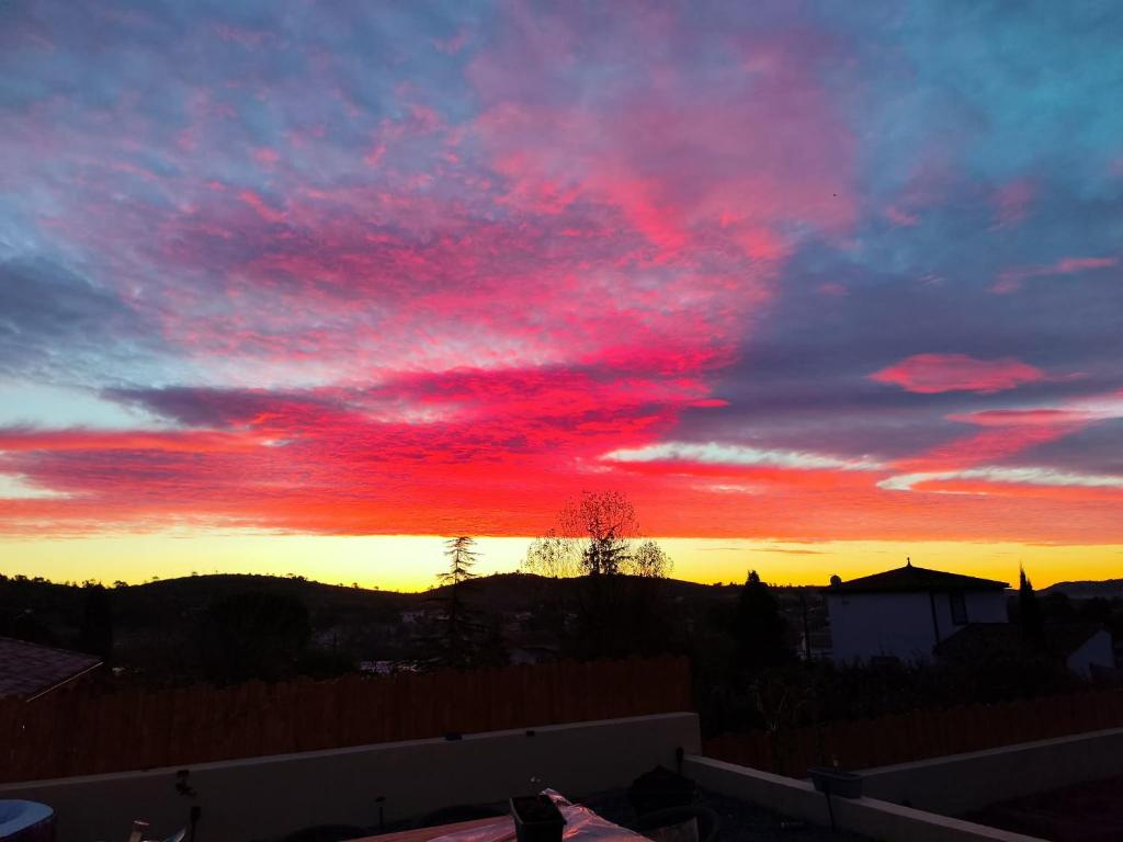een zonsondergang met rode wolken in de lucht bij Cabalove in Quissac
