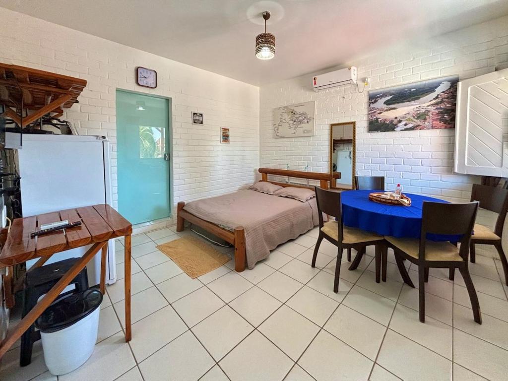 una camera da letto con un letto e un tavolo con una tovaglia blu di Apto com 2 Suítes em condomínio beira-rio a Barreirinhas