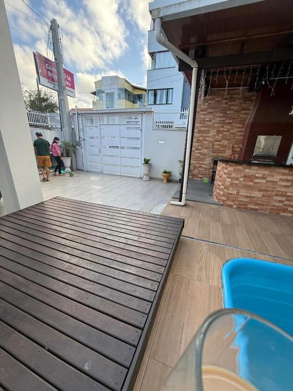 eine Terrasse mit Tisch und Stühlen an einem Haus in der Unterkunft Refugio Paradisíaco 4 in Piçarras