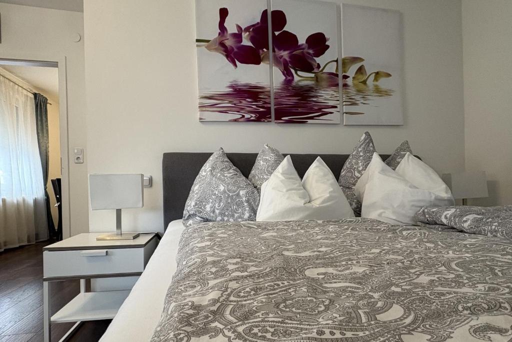 een slaapkamer met een bed en een schilderij aan de muur bij Sankt Veit Apartment in Sankt Veit an der Glan