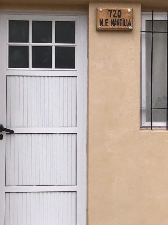 una porta da garage bianca con un cartello su un edificio di Iberá a Mercedes