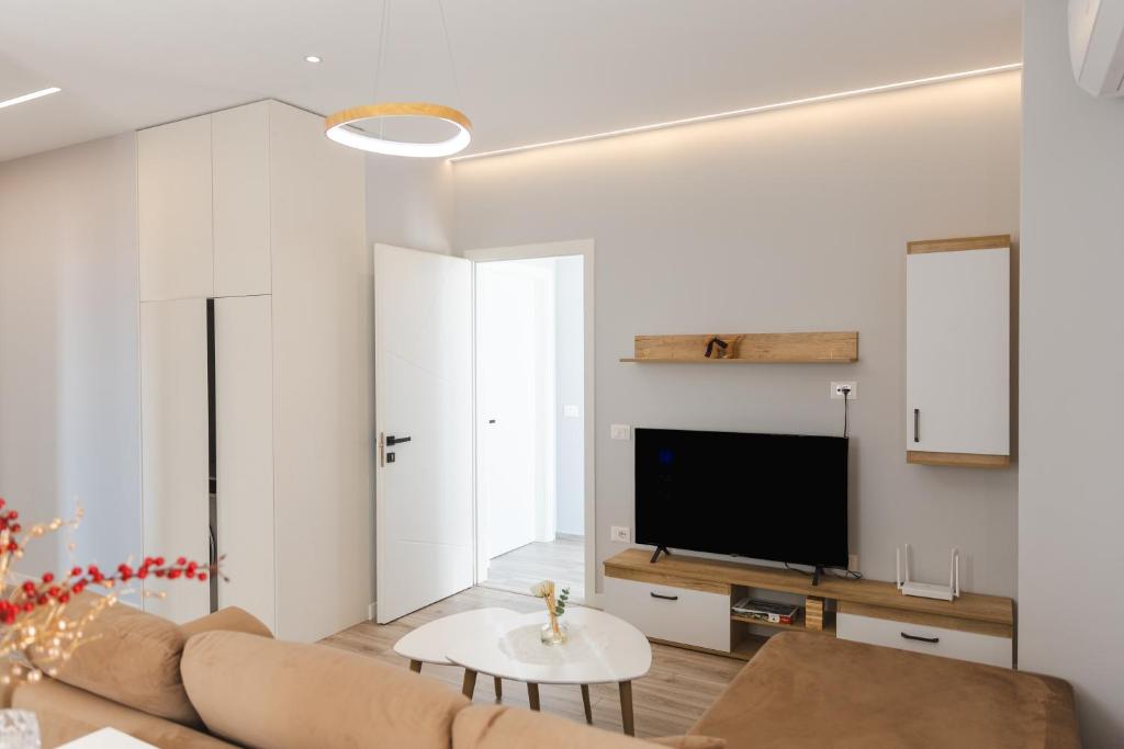 een woonkamer met een bank en een tv bij D&E Cozy Stay in Sauk