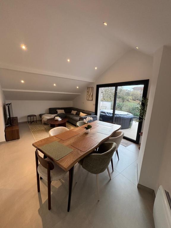 Posezení v ubytování Aix-les-Bains T3 haut standing écrin de calme avec jacuzzi en supplément