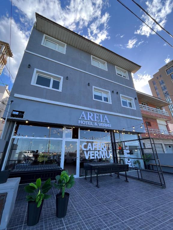 een gebouw met banken voor een winkel bij Hotel&Vermú AREIA a metros del mar in Mar del Plata