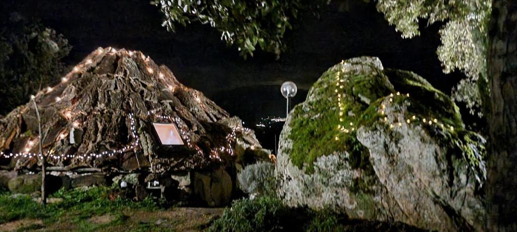 een groep rotsen met lampen erop bij Rifugio Ortobene in Nuoro