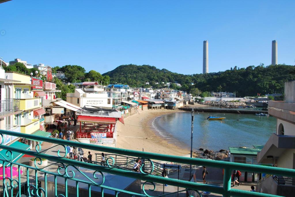 vistas a una ciudad con playa y edificios en Bali Holiday Resort en Hong Kong