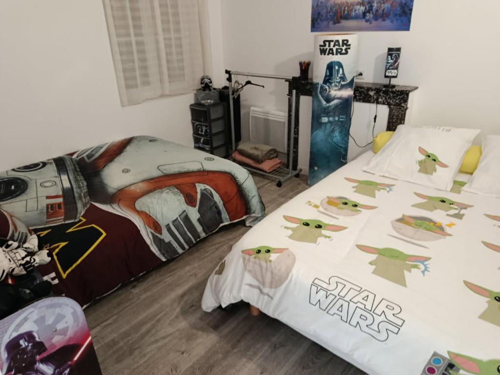 Postel nebo postele na pokoji v ubytování maison luxe star wars aeroport beauvais tille 2 a 5 personnes