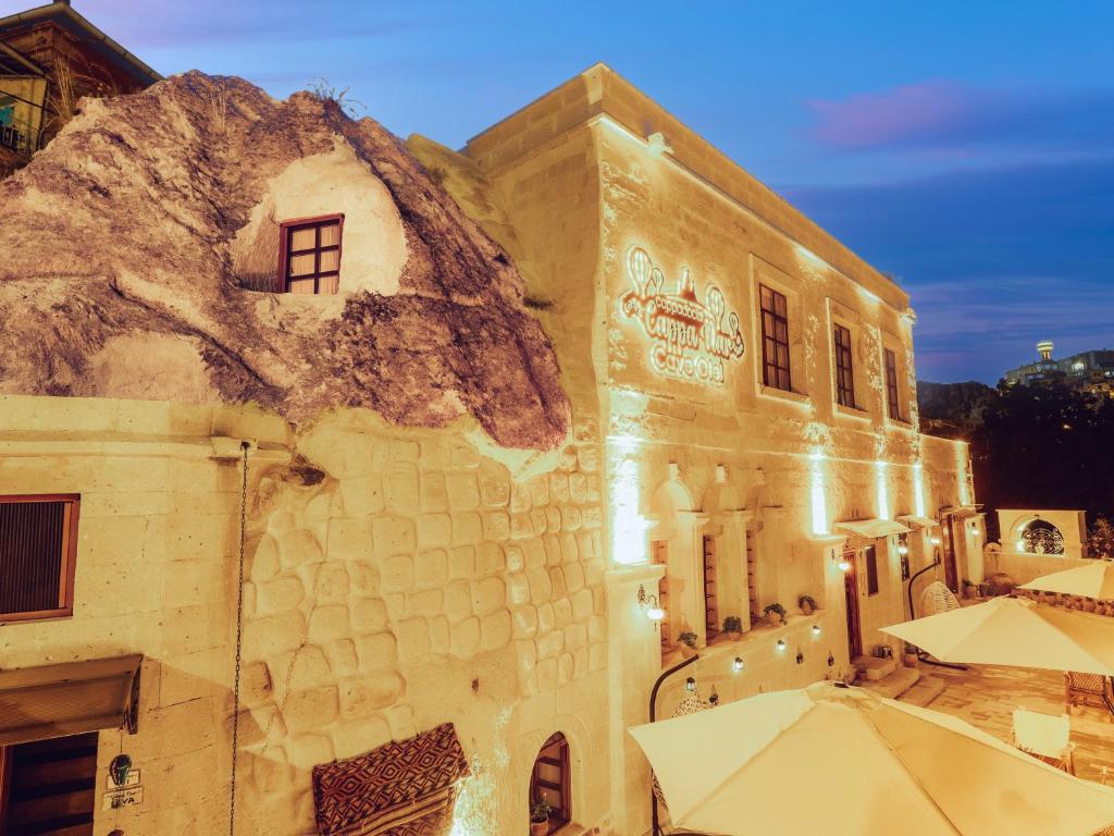 NarCappanar Cave Hotel的旁边有一面石墙的建筑物