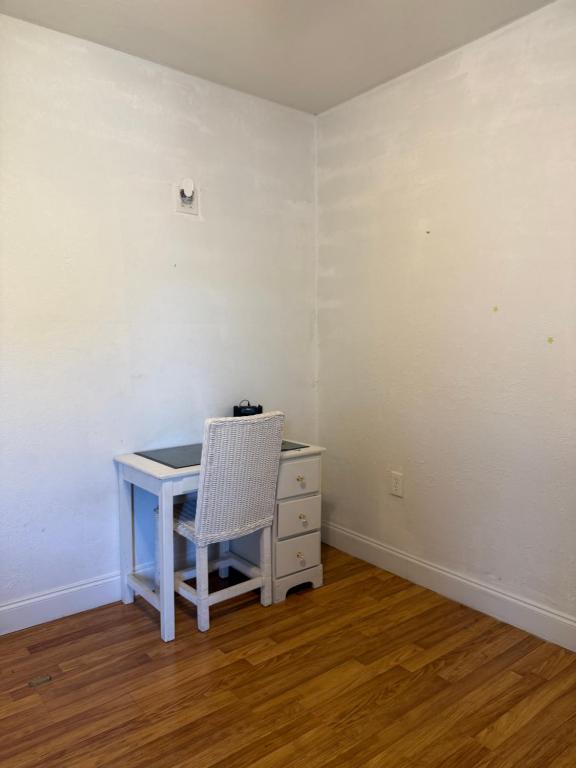 een bureau en een stoel in een kamer bij Florida Room in Lehigh Acres