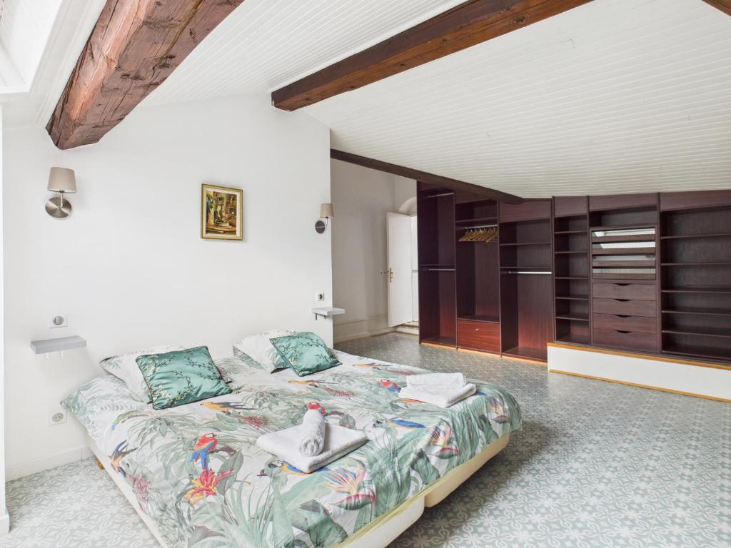 a bedroom with a bed and a closet at Séjourner au Château de la Roue Grand appartement in Lissieu