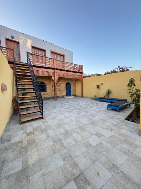 een patio met een trap en een gebouw bij Blue Villa in Lighthouse in Dahab