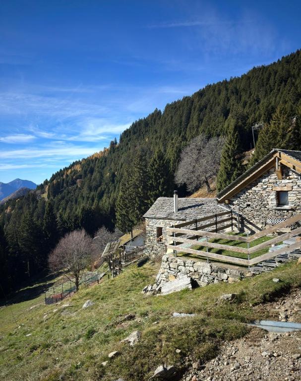 een stenen huis op een heuvel in een berg bij Rustico Guidotti in Bellinzona