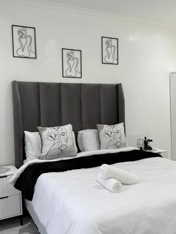 En eller flere senge i et værelse på HMT Luxury Holiday Apartment