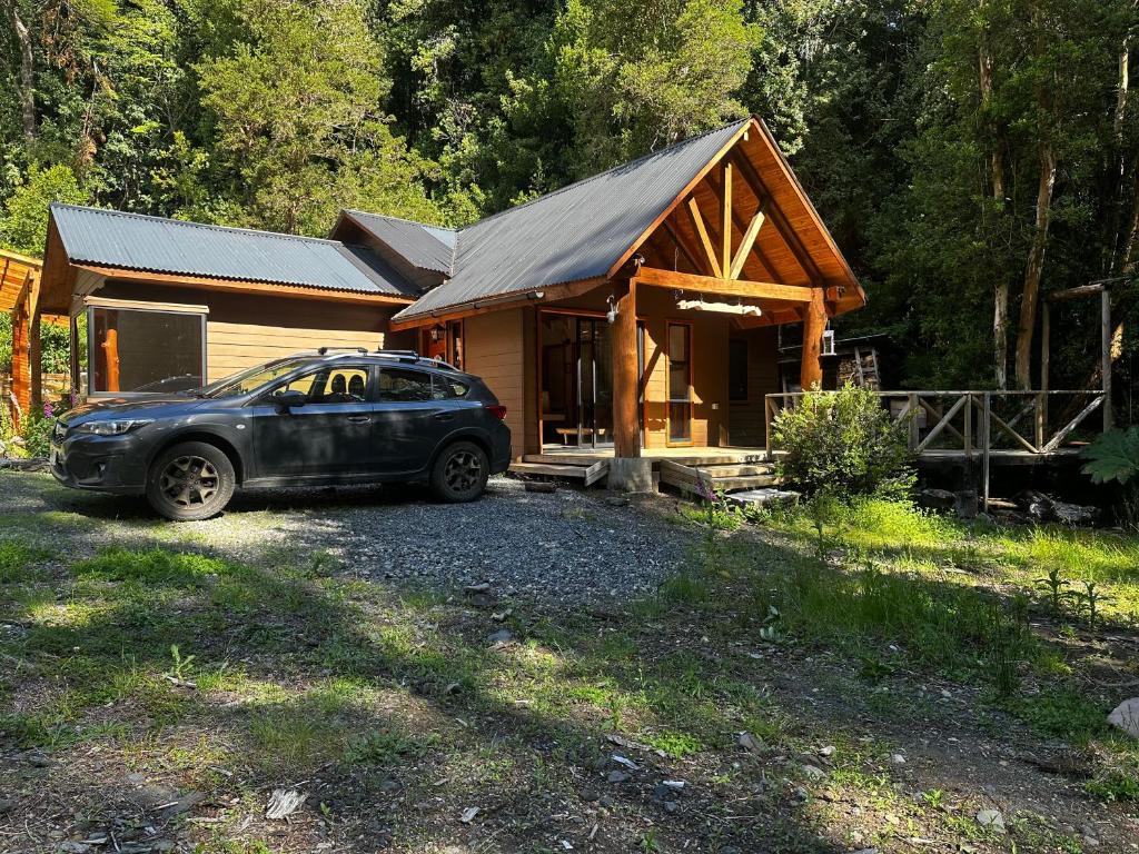 柯纳里佩Cabañas Alto del Bosque的小木屋前的停车位