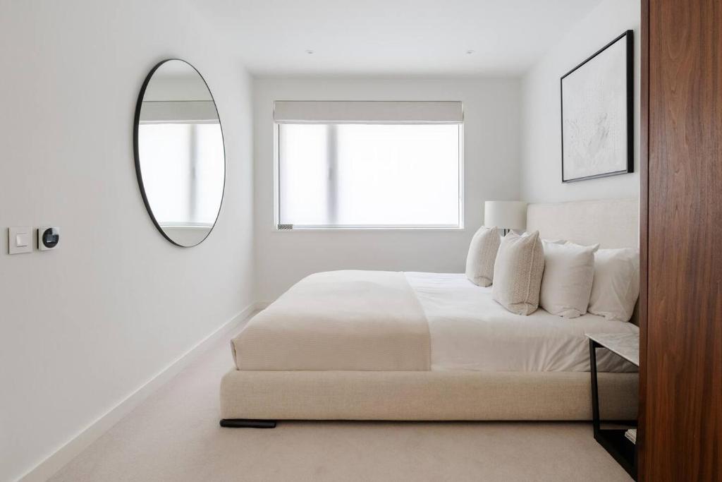 Postel nebo postele na pokoji v ubytování Luxury Central Mayfair Townhouse with AC 3BR 3BA