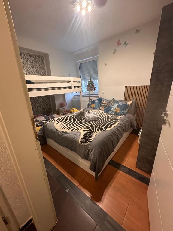 een slaapkamer met een bed met zebraprint in een kamer bij Résidence de la libération in Schifflange